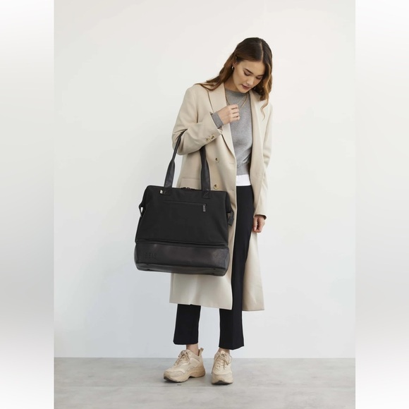 Beis Convertable Mini Weekender Like New - Picture 3 of 6
